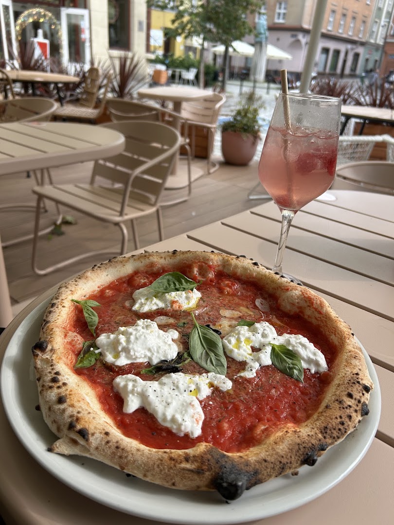 Olio Pizza Napoletana: appetizing food and pleasant atmosphere