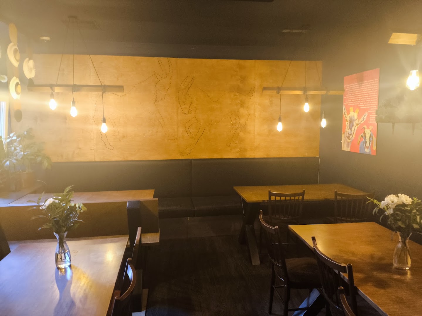 Pyraland: clear shot of restaurant interior