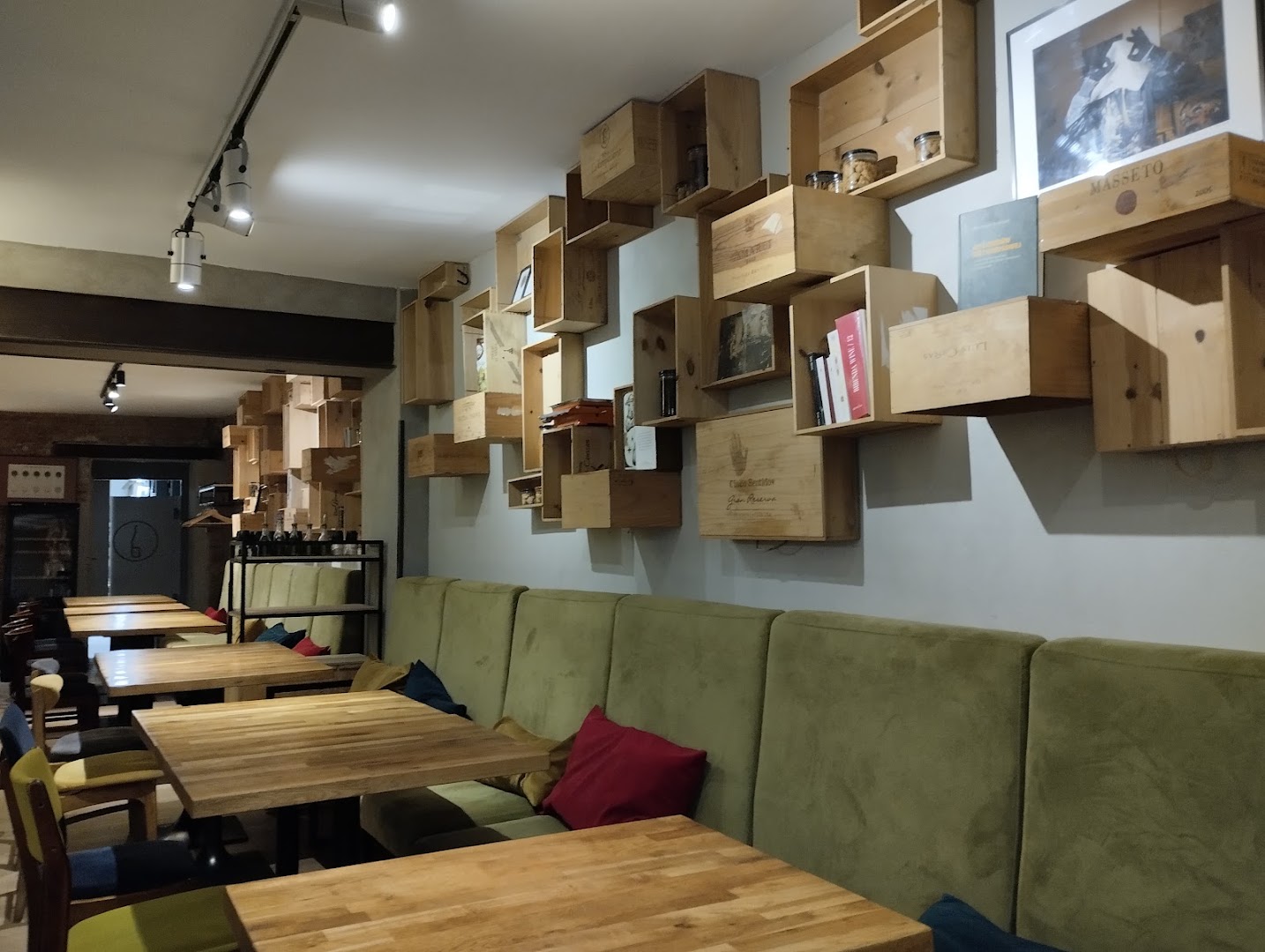 WinoBramie: clear, inviting interior atmosphere