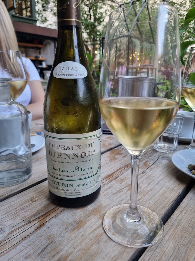 WinoBramie: appealing shot of wine service