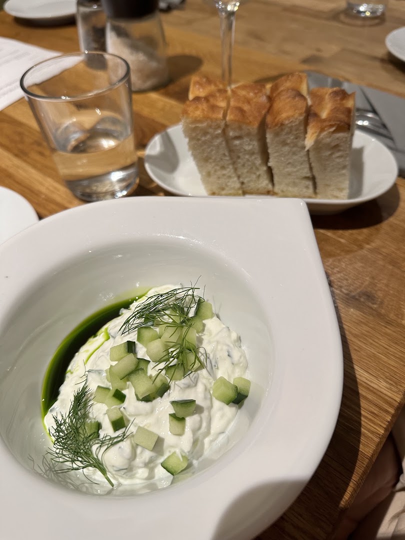 WinoBramie: appetizing photo of served food