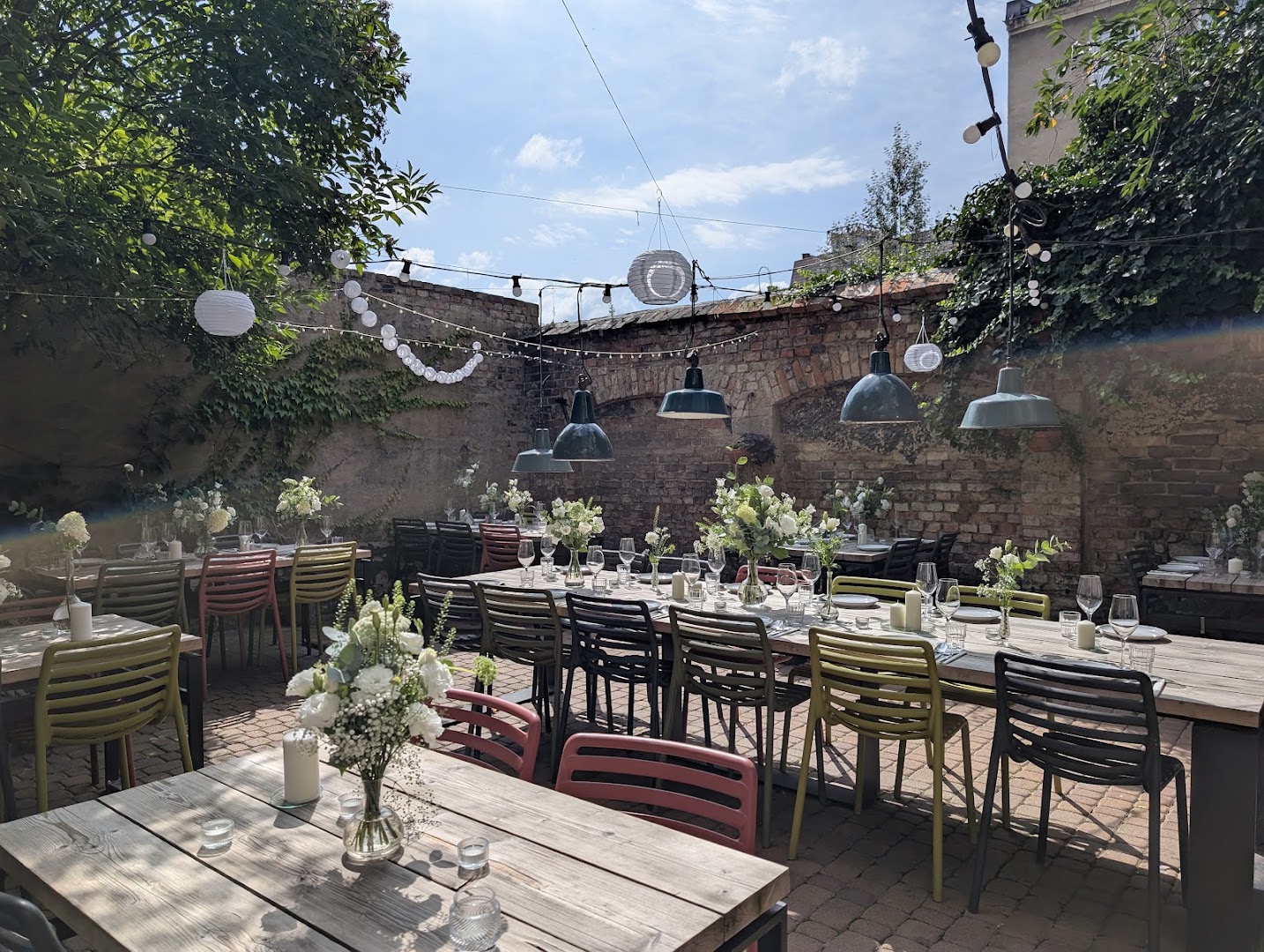 WinoBramie: attractive and inviting outdoor seating