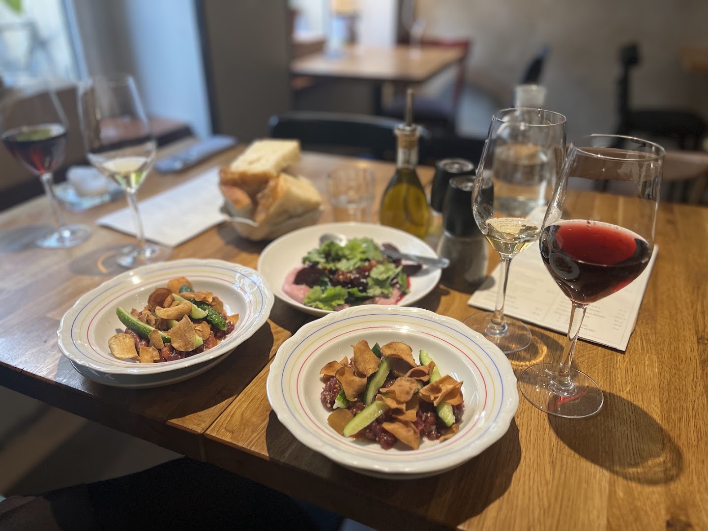 WinoBramie: appetizing food and wine presentation