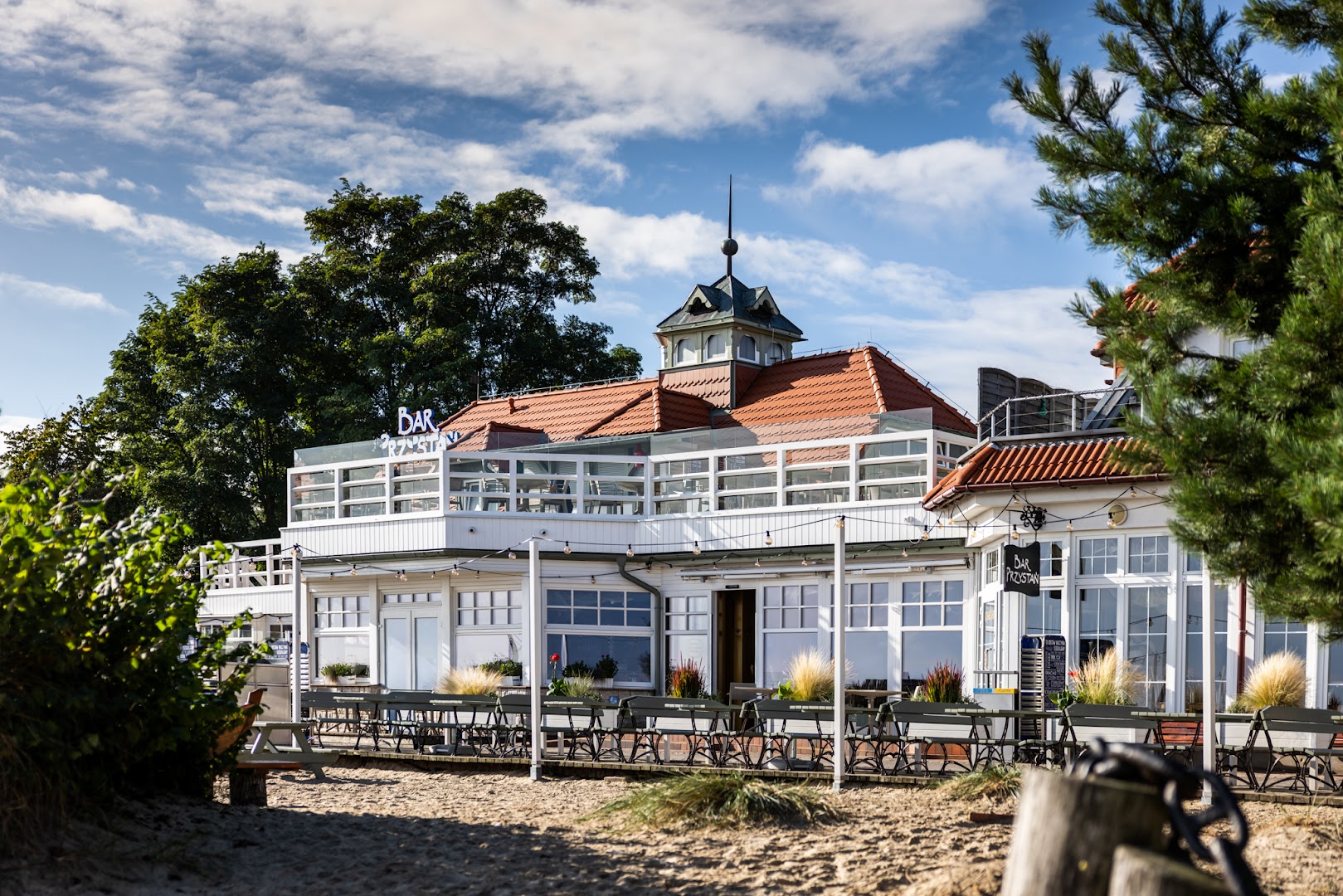 Bar Przystań: high quality exterior venue shot