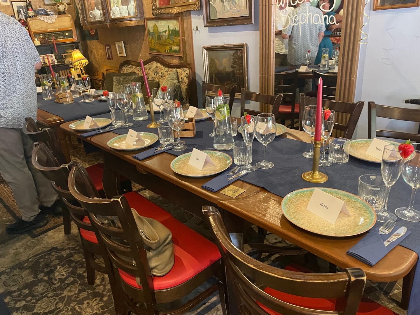 Błękitny Pudel: inviting restaurant table setting