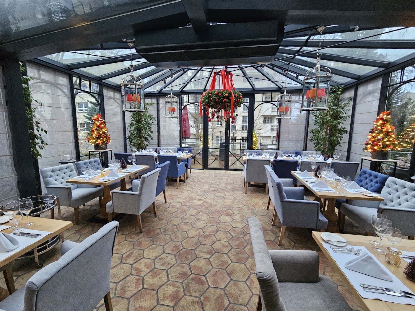 L'Entre Villes: beautiful, inviting restaurant interior
