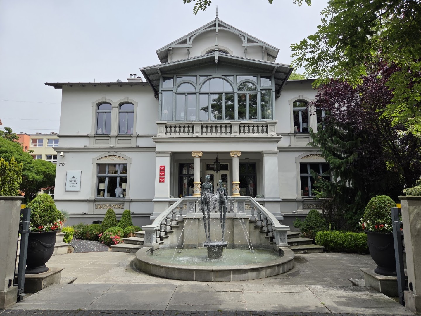 L'Entre Villes: beautiful exterior shot of restaurant