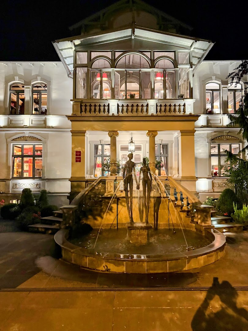 L'Entre Villes: beautiful exterior shot of restaurant