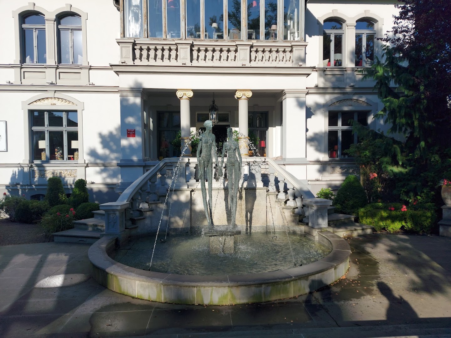 L'Entre Villes: attractive exterior and fountain view