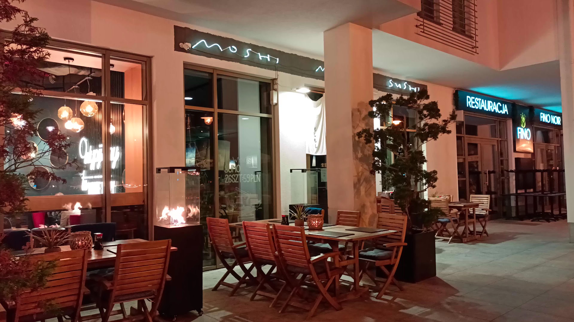 Moshi Moshi Sushi: inviting exterior restaurant atmosphere