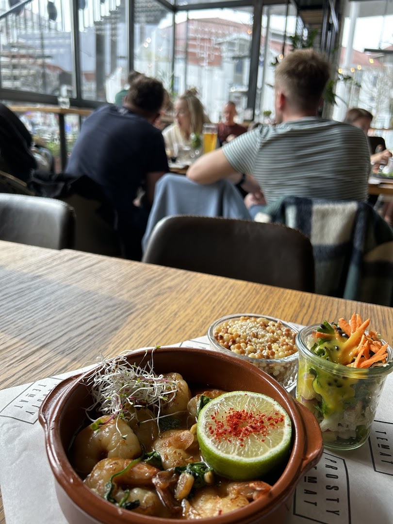 Prosty Temat: appetizing food and inviting atmosphere