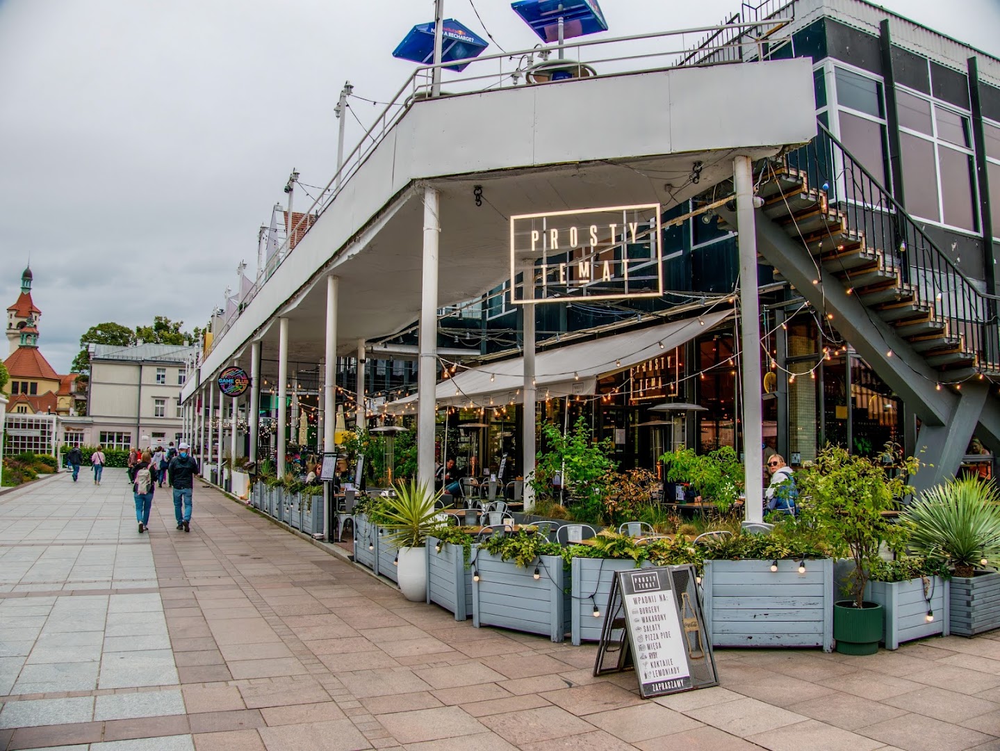 Prosty Temat: clear, inviting exterior venue shot