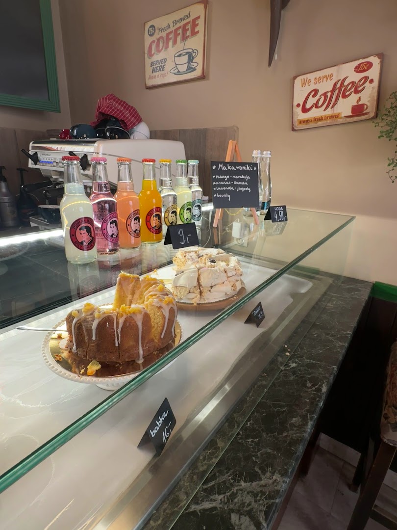 Central Coffee Perks: clear display of fresh food