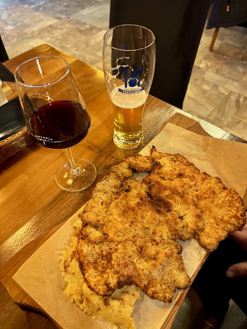 Gospoda pod Modrym Fartuchem: appetizing food and drink presentation