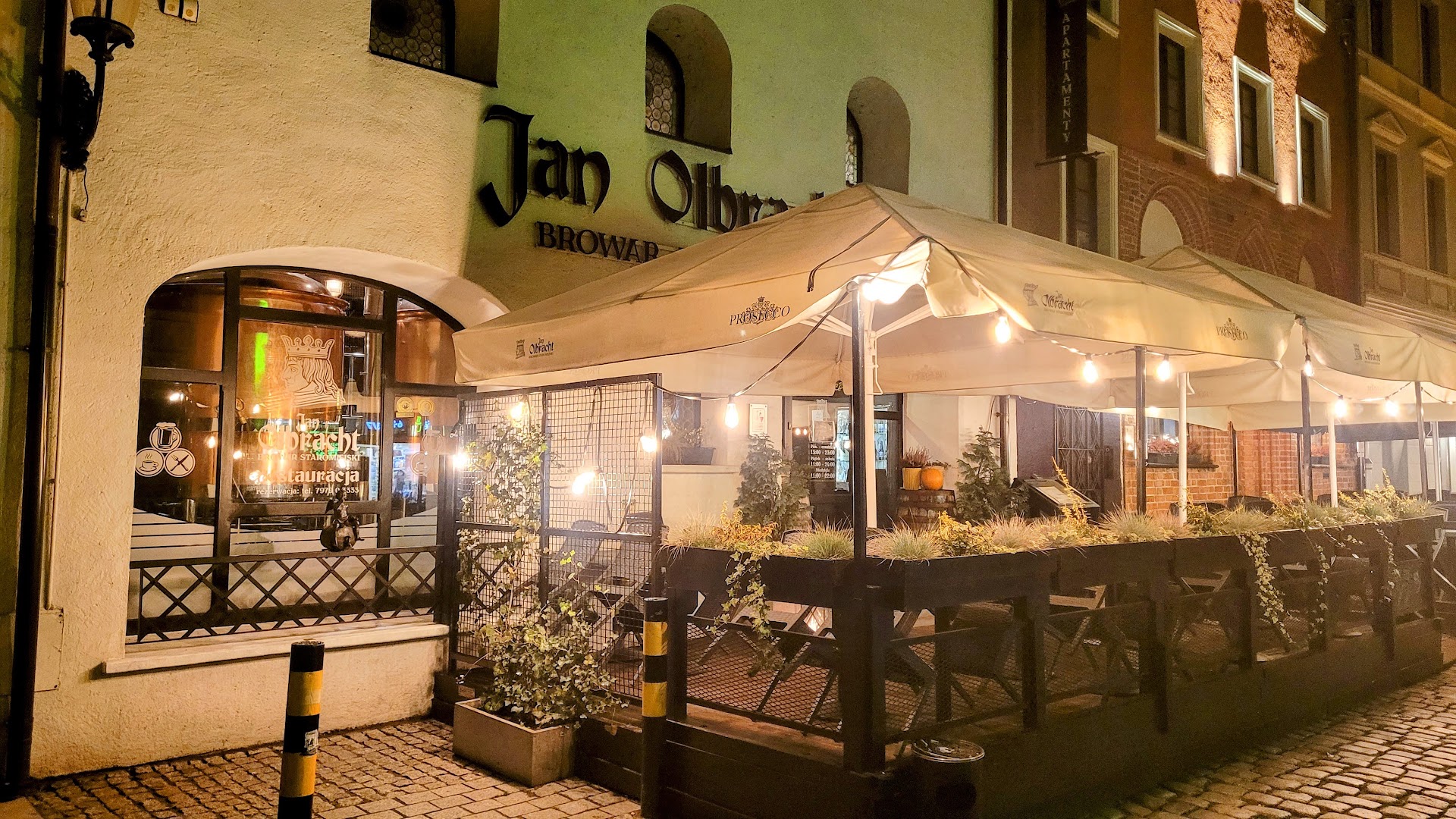 Jan Olbracht Browar Staromiejski: inviting exterior view at night