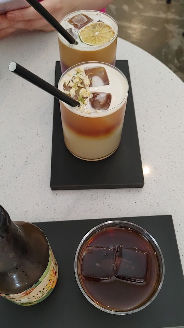 NAPAR: appetizing photo of bar drinks