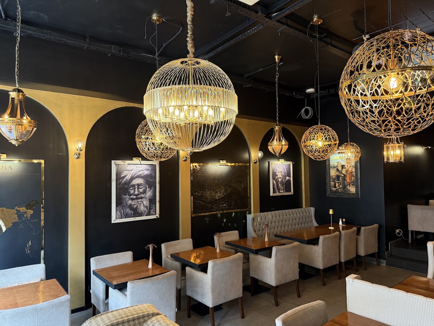 Smaki Indii: attractive interior and professional photography