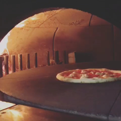 Stare Metropolis: appetizing photo of pizza cooking