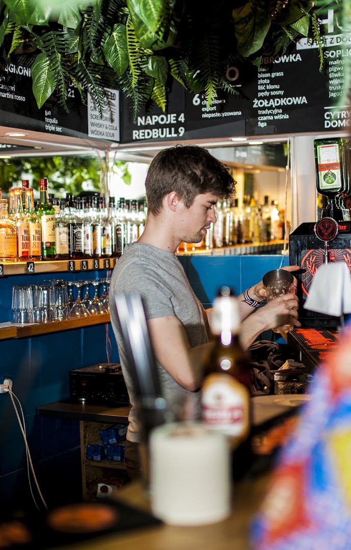 Bar Do Dna: professional shot of bartender working