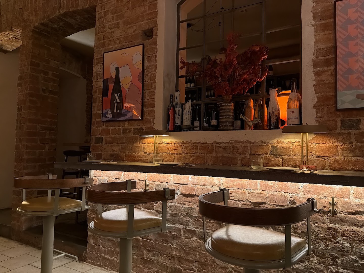 Blisko Bar: attractive interior and atmospheric lighting