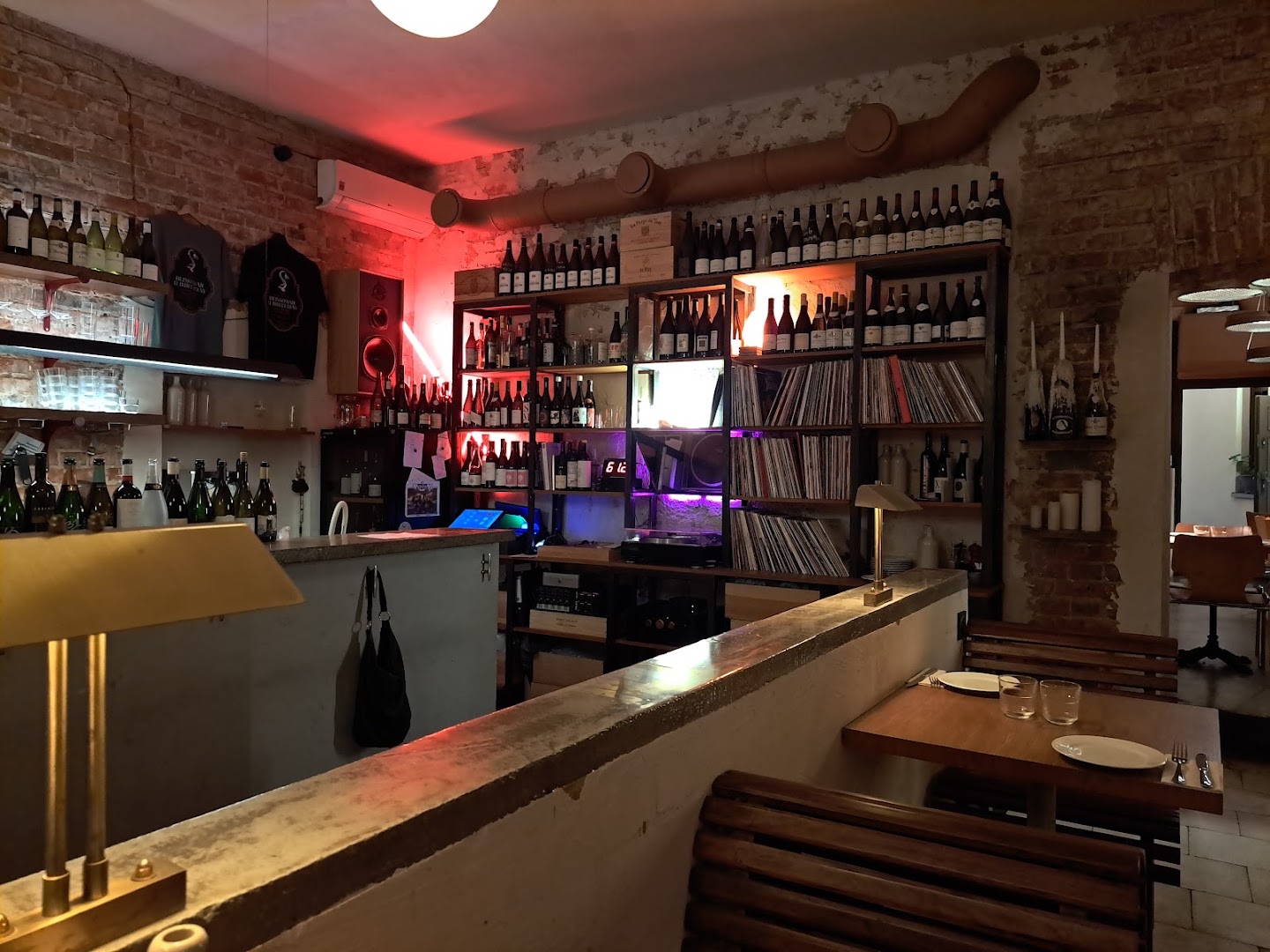 Blisko Bar: inviting atmosphere and clear interior