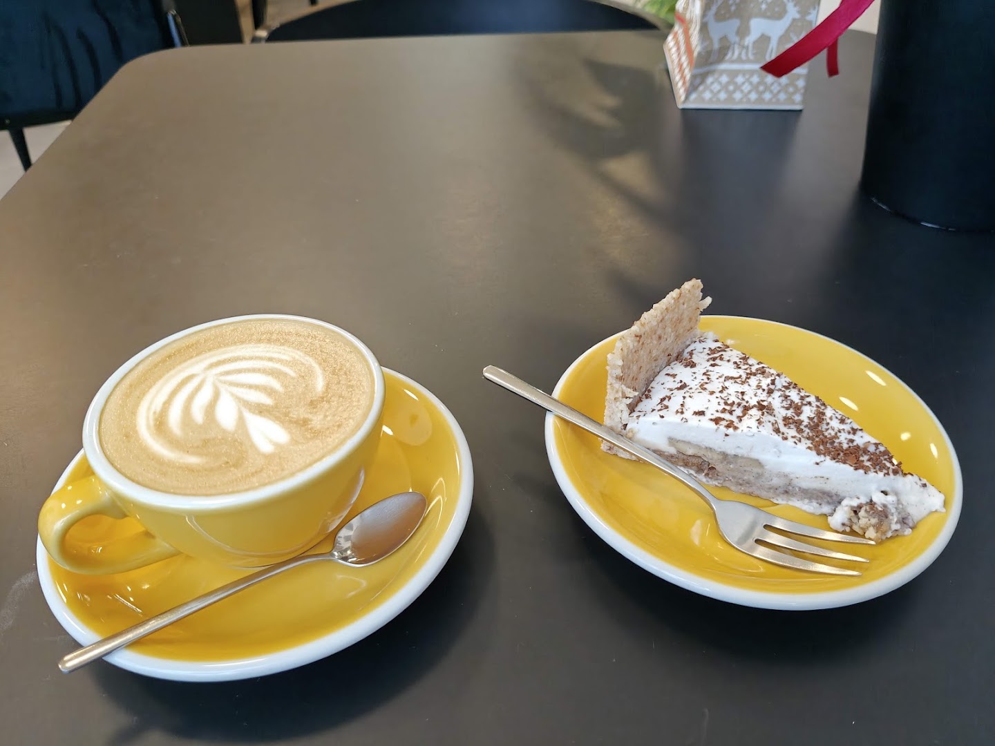 Dobra Materia: appetizing photo of coffee and cake