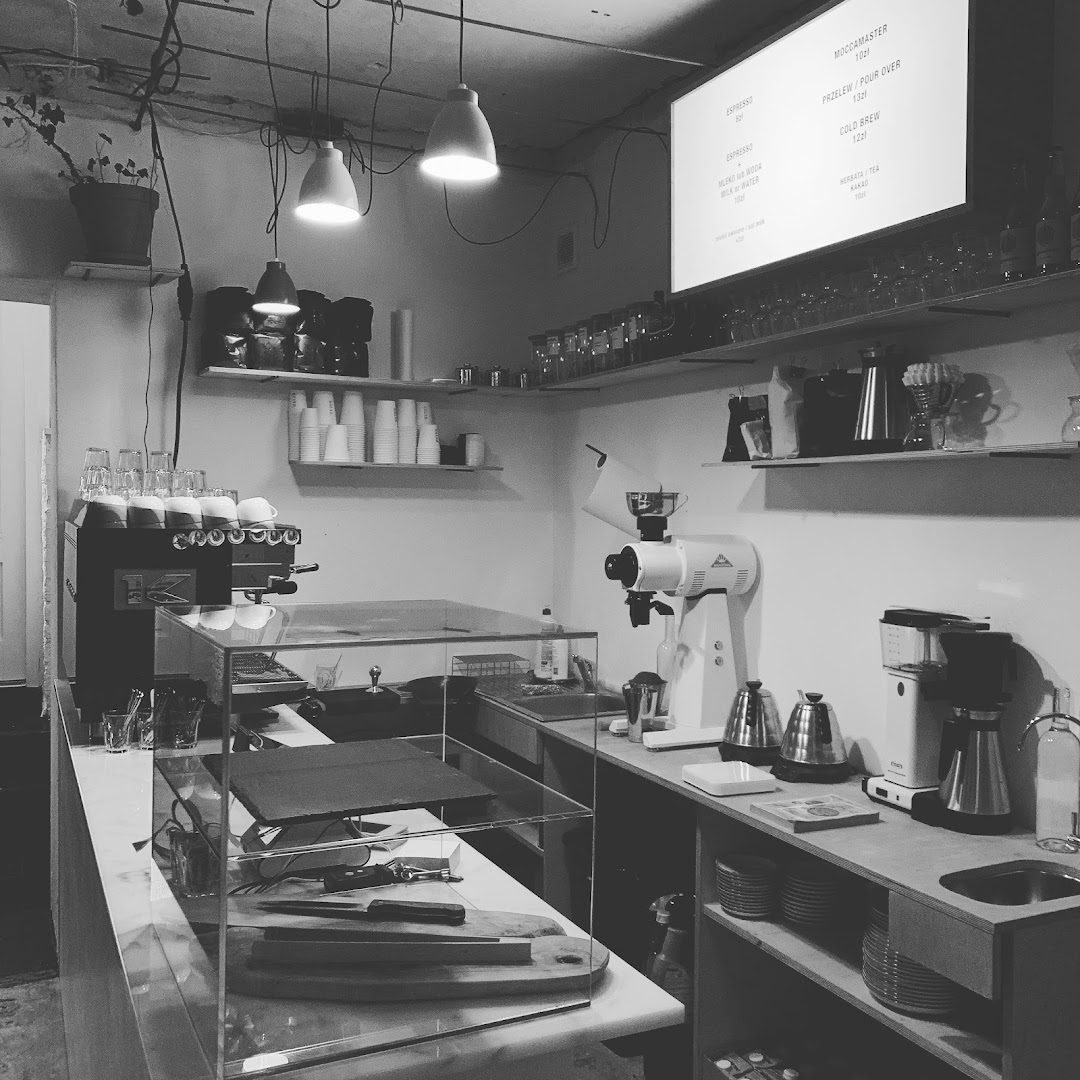 HAŁAS Coffee+Vinyl: clear view of coffee bar