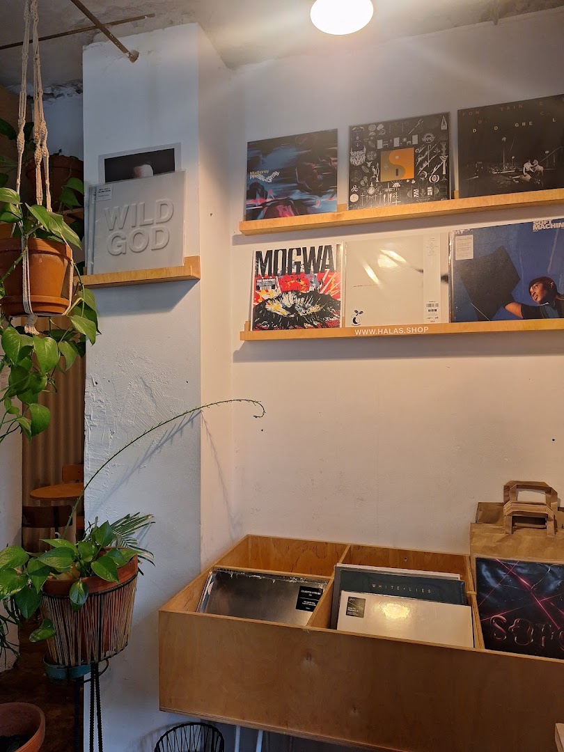 HAŁAS Coffee+Vinyl: venue atmosphere and theme