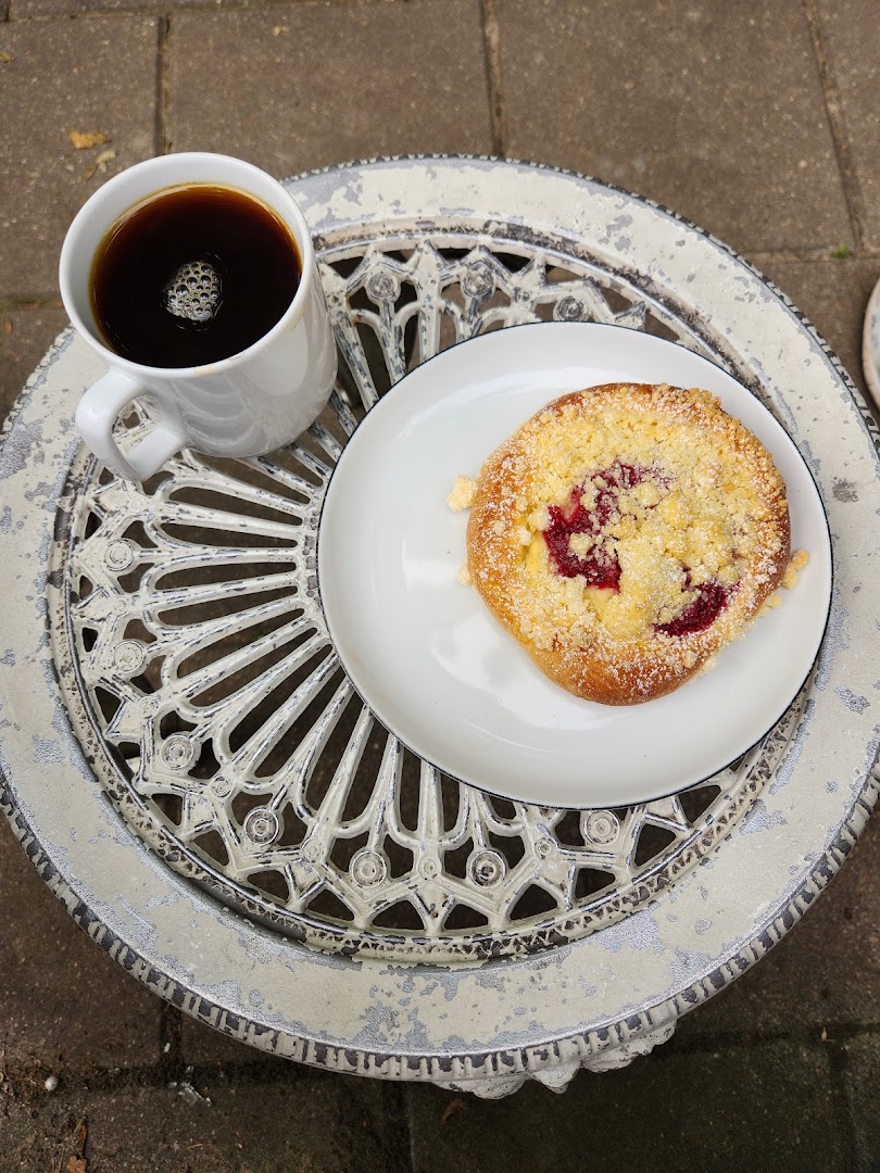 HAŁAS Coffee+Vinyl: appetizing photo of coffee and pastry