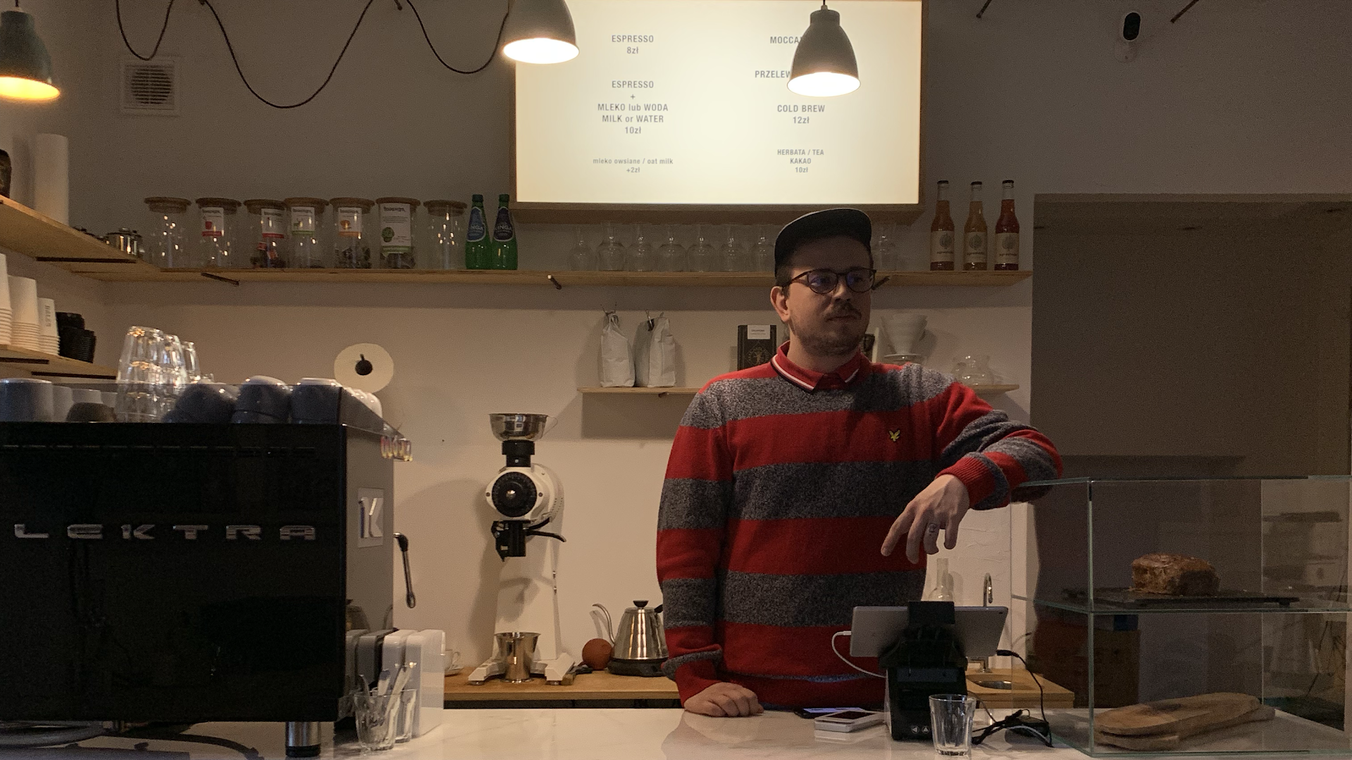 HAŁAS Coffee+Vinyl: professional photo of staff member