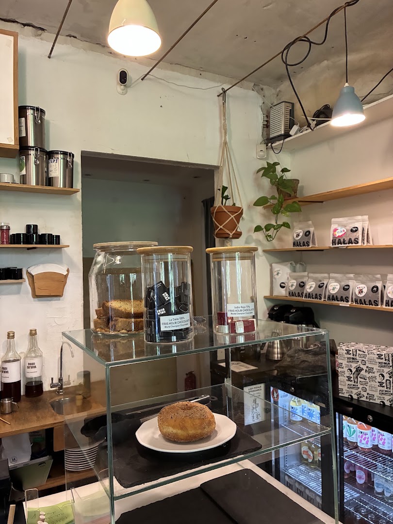 HAŁAS Coffee+Vinyl: clear photo of cafe interior