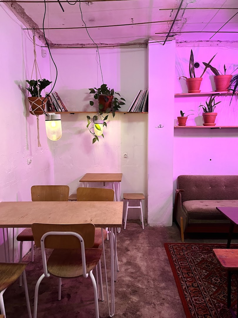 HAŁAS Coffee+Vinyl: inviting and stylish interior atmosphere