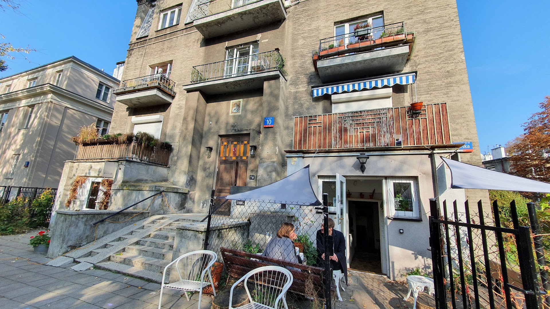 HAŁAS Coffee+Vinyl: clear exterior shot showing atmosphere