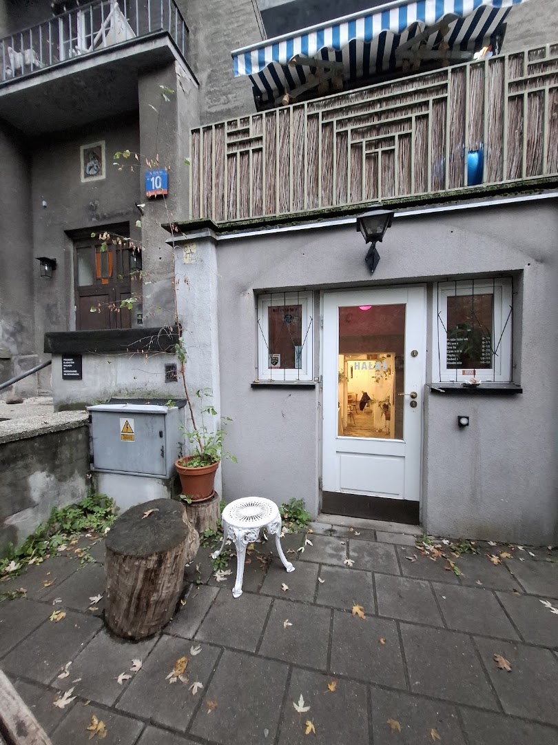 HAŁAS Coffee+Vinyl: clear exterior view of venue