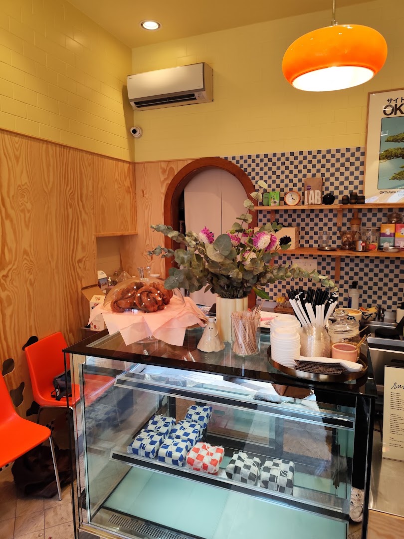 Konbini Coffee & Sando: clear, inviting interior atmosphere