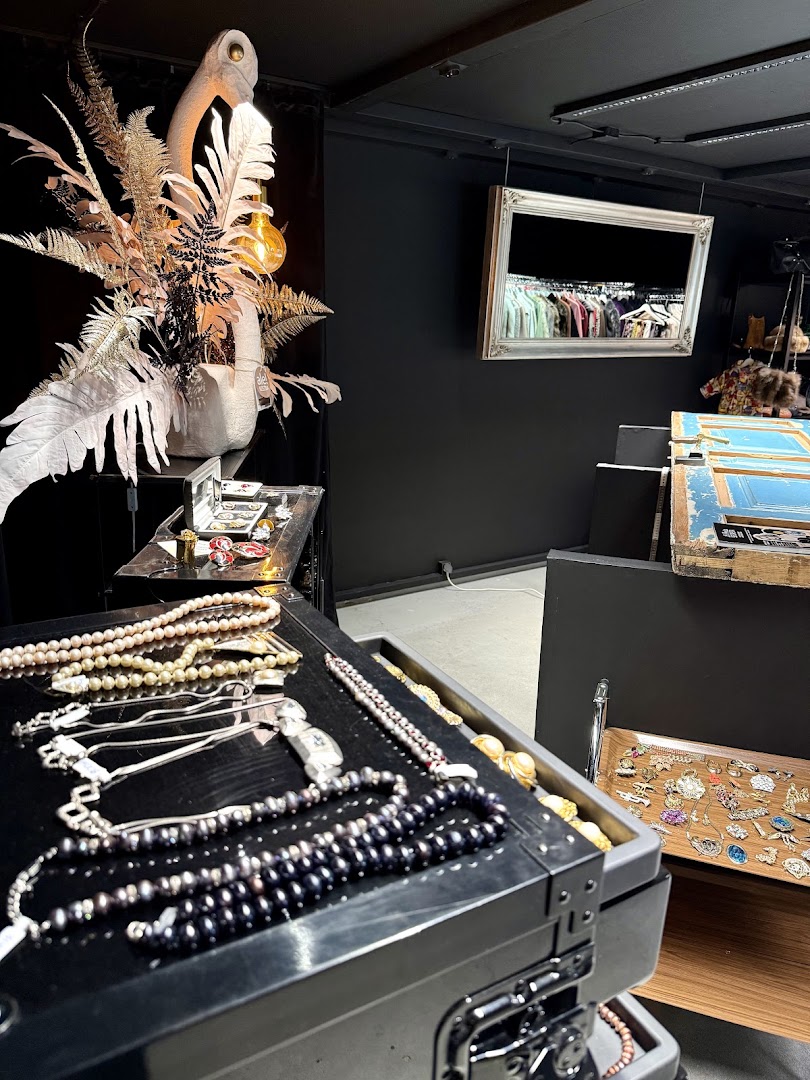 La Porta Secreta: clear display of shop products