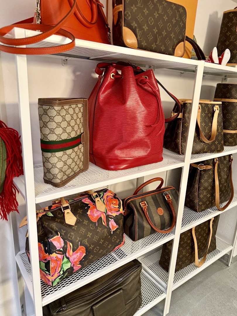 La Porta Secreta: clear display of shop products