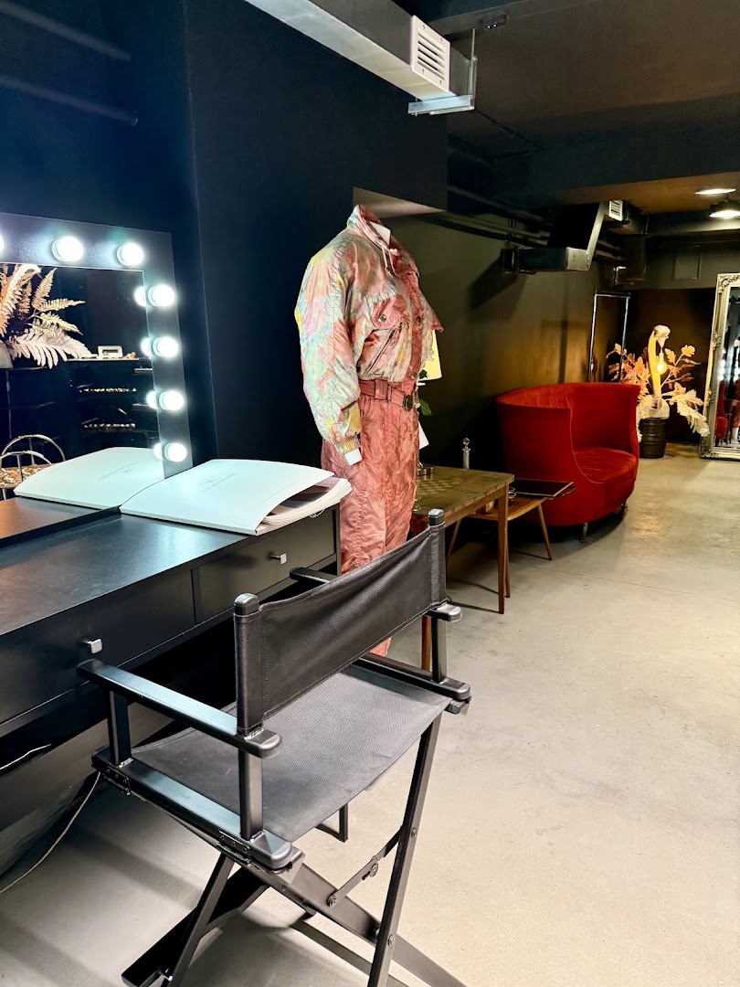 La Porta Secreta: clear shop interior and display