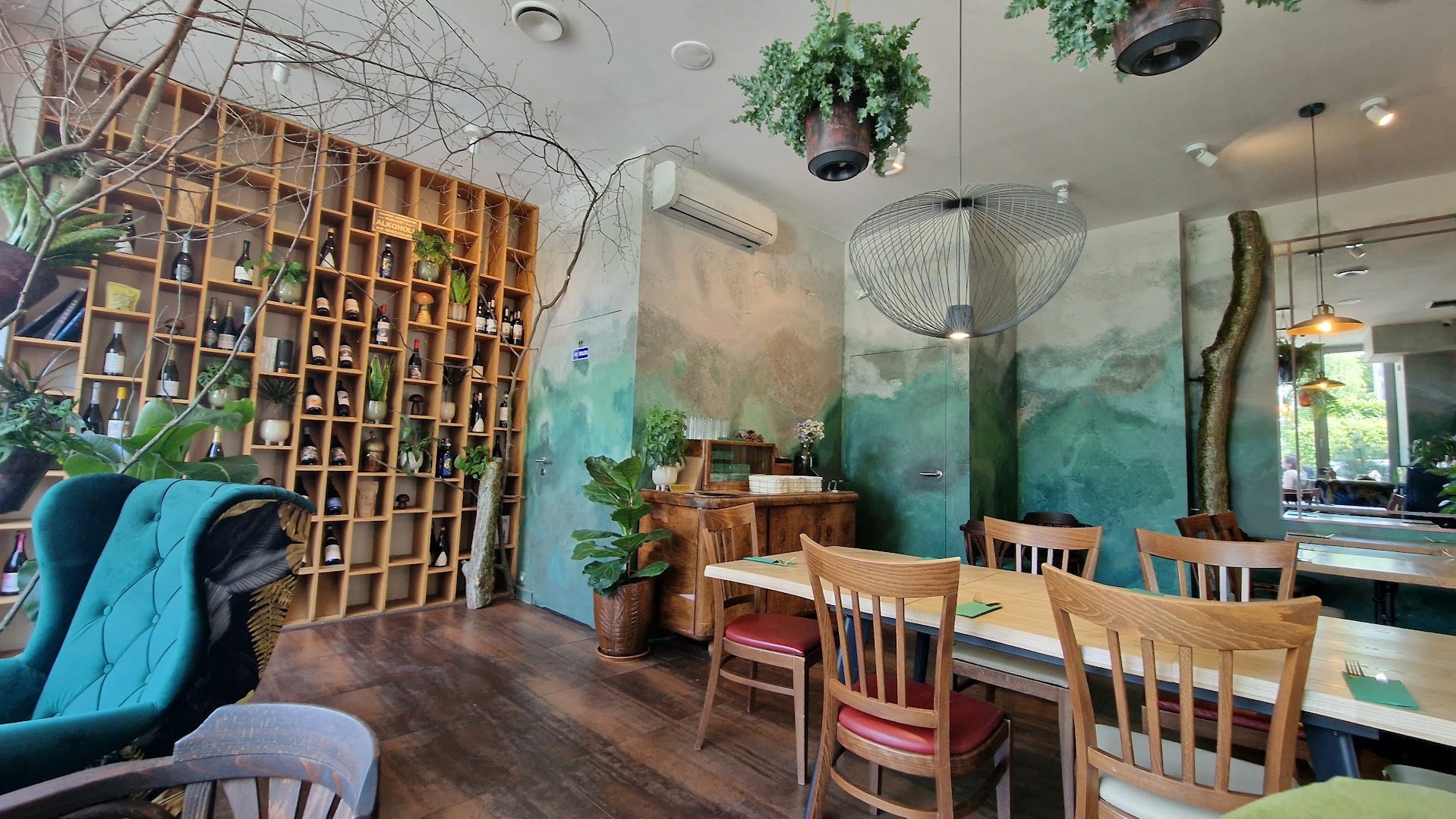 LAS Marina: attractive interior and inviting atmosphere