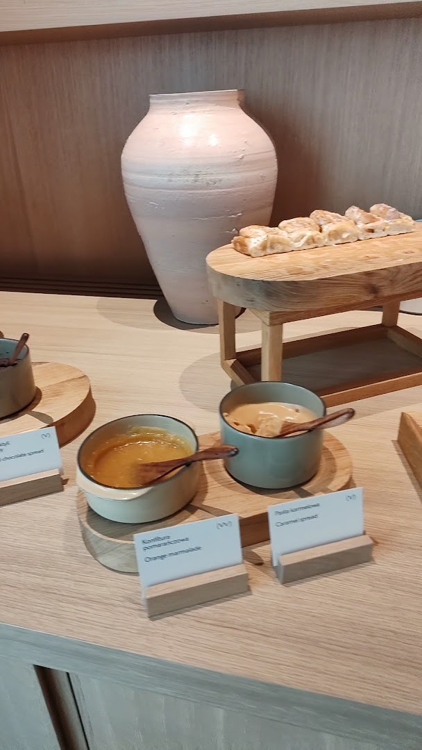 MUND: appetizing display of food items