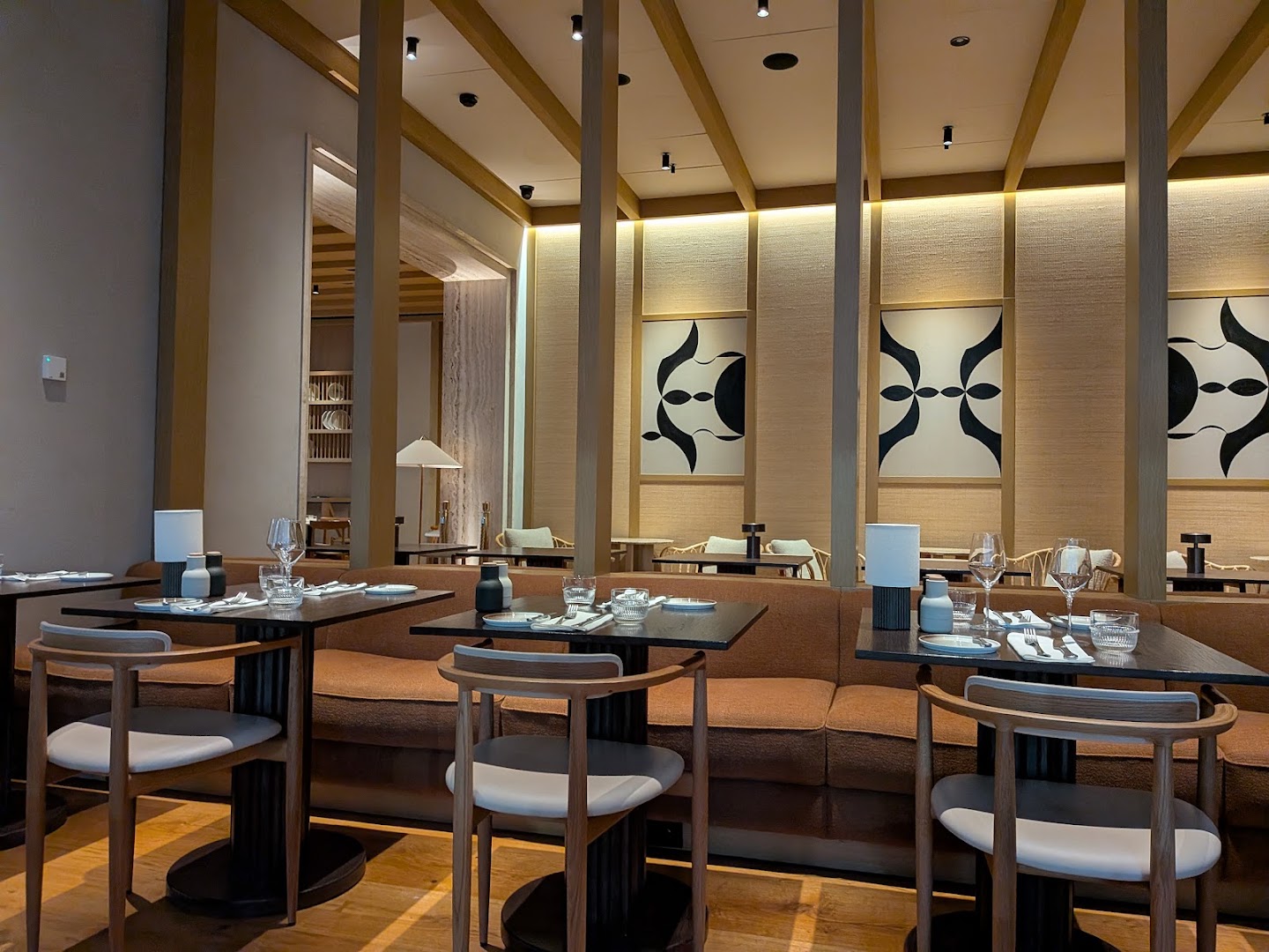 MUND: high quality interior restaurant shot