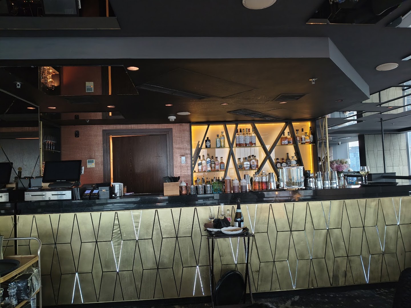 Panorama Sky Bar: clear view of bar interior