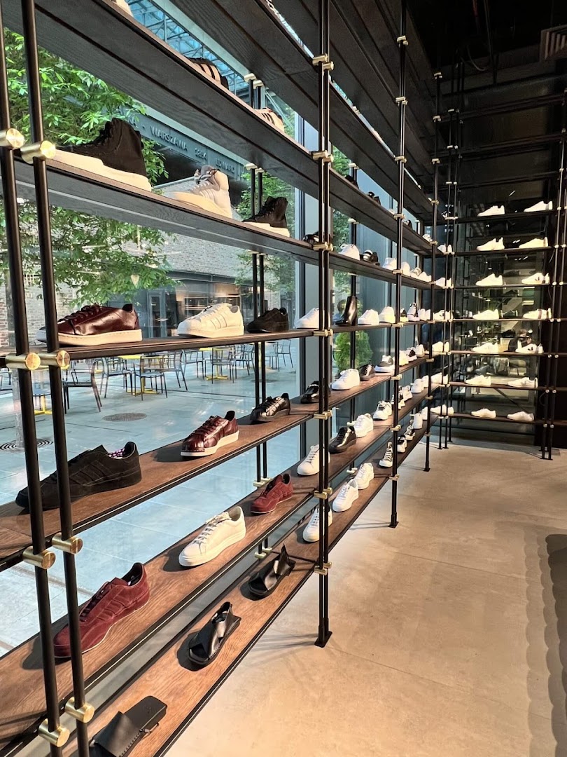 PRM Concept Store: clear display of shop products