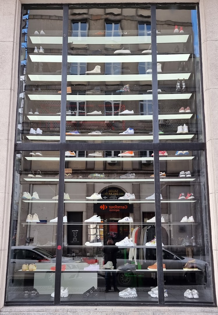 PRM Concept Store: clear display of shop products
