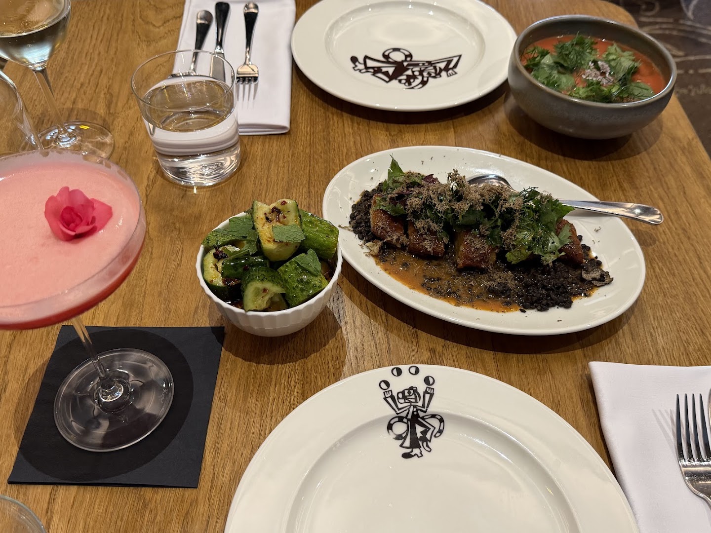 Warszawski Tygrys: appetizing food and drink presentation