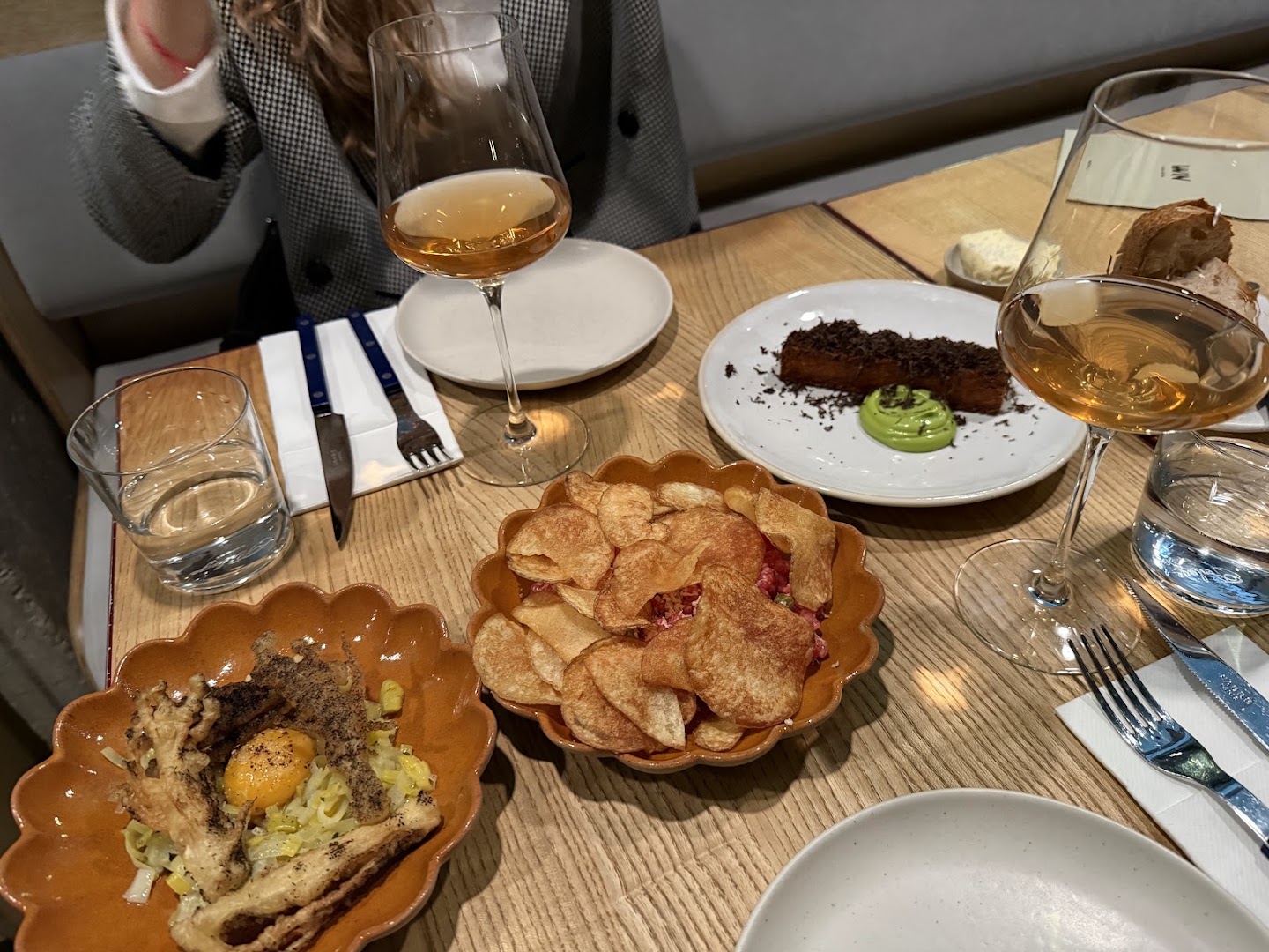 WIN wine bar & shop: appetizing food and wine presentation