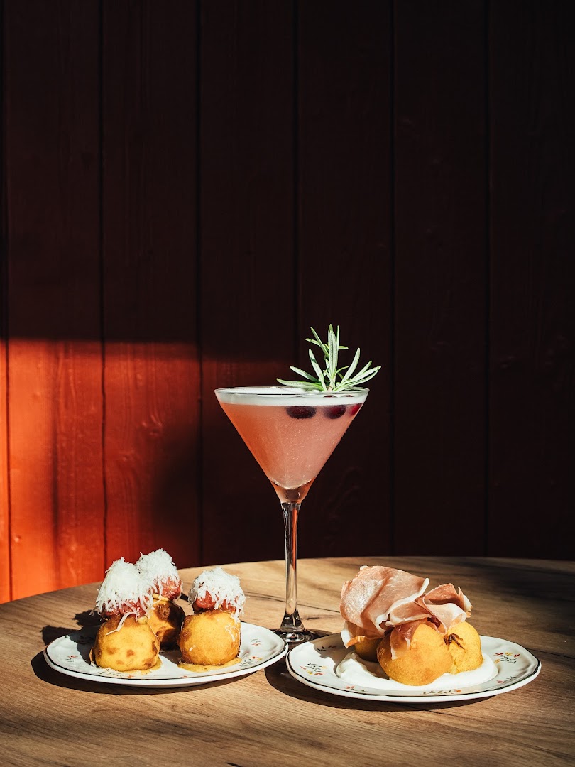 Between Bistro & Cocktail Bar: professional, high-quality food and drink