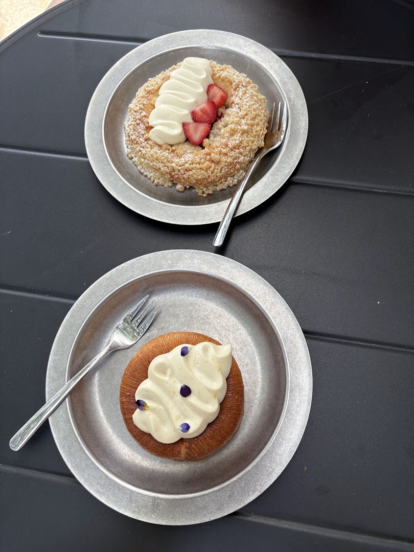 BRÚ speciality coffee & vegan bakehouse: appetizing photo of breakfast items