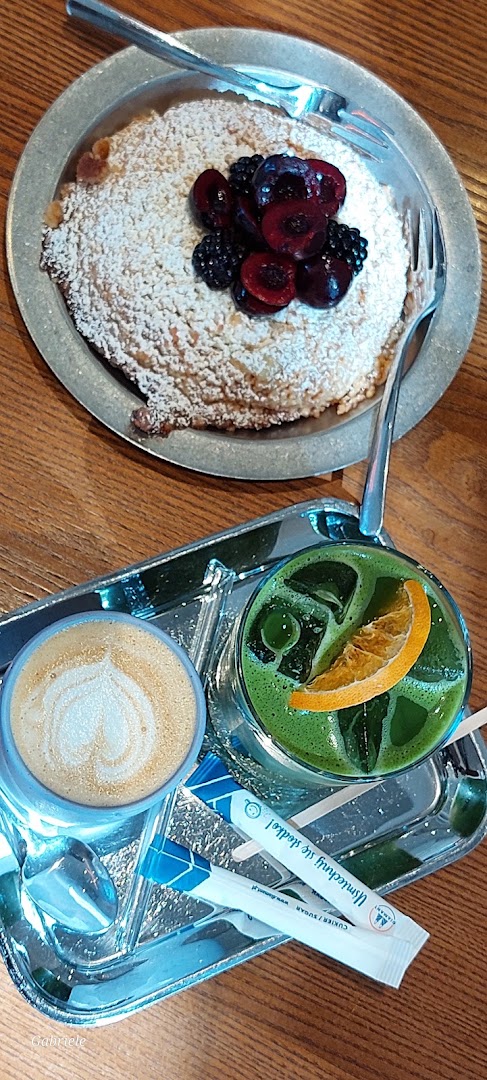BRÚ speciality coffee & vegan bakehouse: appetizing food and drink presentation