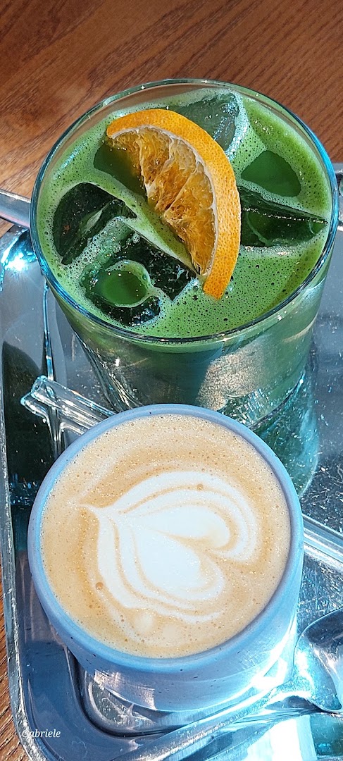 BRÚ speciality coffee & vegan bakehouse: appetizing, high-quality drink photography